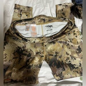 Sitka camouflage leggings. Perfect for outdoor adventures.

NEVER WORN
